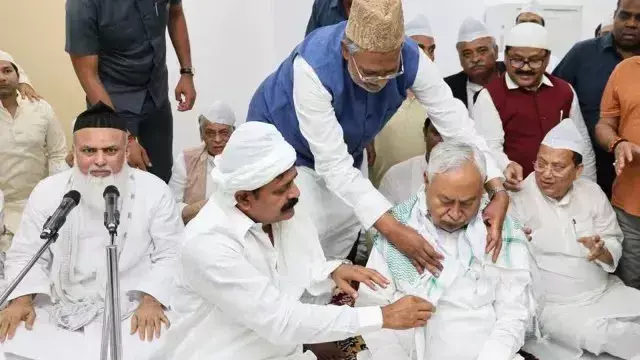 The Congress supports Nitish Kumar when a Muslim organization in Bihar declares a boycott of his Iftaar due to the Waqf Bill.