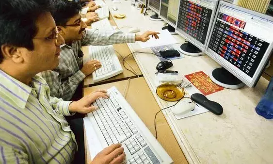 Tech stocks shine as the Sensex and Nifty 50 manage modest gains and continue their winning streak into the seventh da