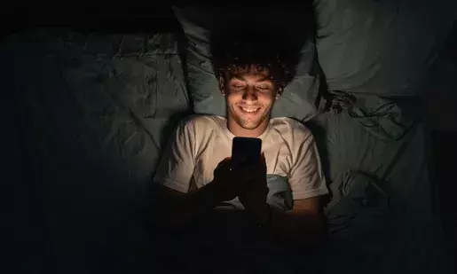 Doctor warns how mindlessly scrolling social media can seriously impact your memory