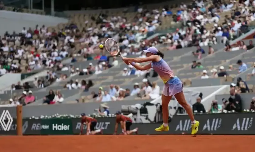 Swiatek Beats Rybakina in French Open Thriller After Set One Rout