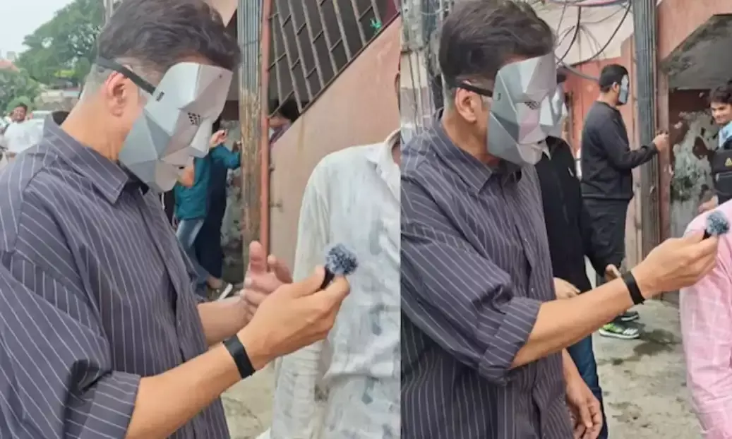 Akshay Kumar disguises in a mask to get honest review of Housefull 5 outside Bandra theatre