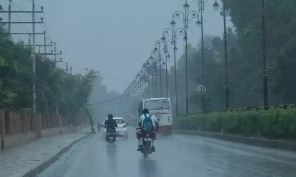 UP Weather: Monsoon hits, heavy rain and lightning alert in many districts